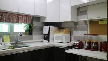 Kühlschrank, Mikrowelle, Wasserkocher mit Kaffee-/Teezubehör, Toaster