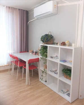 32-inch flat-screen TV with cable channels, TV, heated floors - Mr. KIM Guesthouse (Incheon)