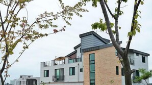 Un bâtiment moderne à deux étages, doté d’une façade en briques, de grandes fenêtres et d’un toit plat.