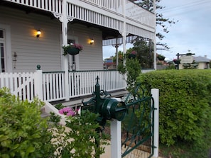 Vista frontal de la propiedad