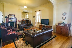 14-inch TV with digital channels, DVD player - Riversleigh Guesthouse (Ballina)