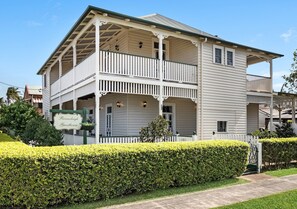 Vista frontal de la propiedad