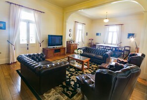 14-inch TV with digital channels, DVD player - Riversleigh Guesthouse (Ballina)