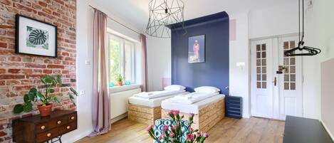 Habitación con 1 cama matrimonial o 2 individuales, baño compartido (Bordowy) | Ropa de cama de alta calidad y caja de seguridad en la habitación