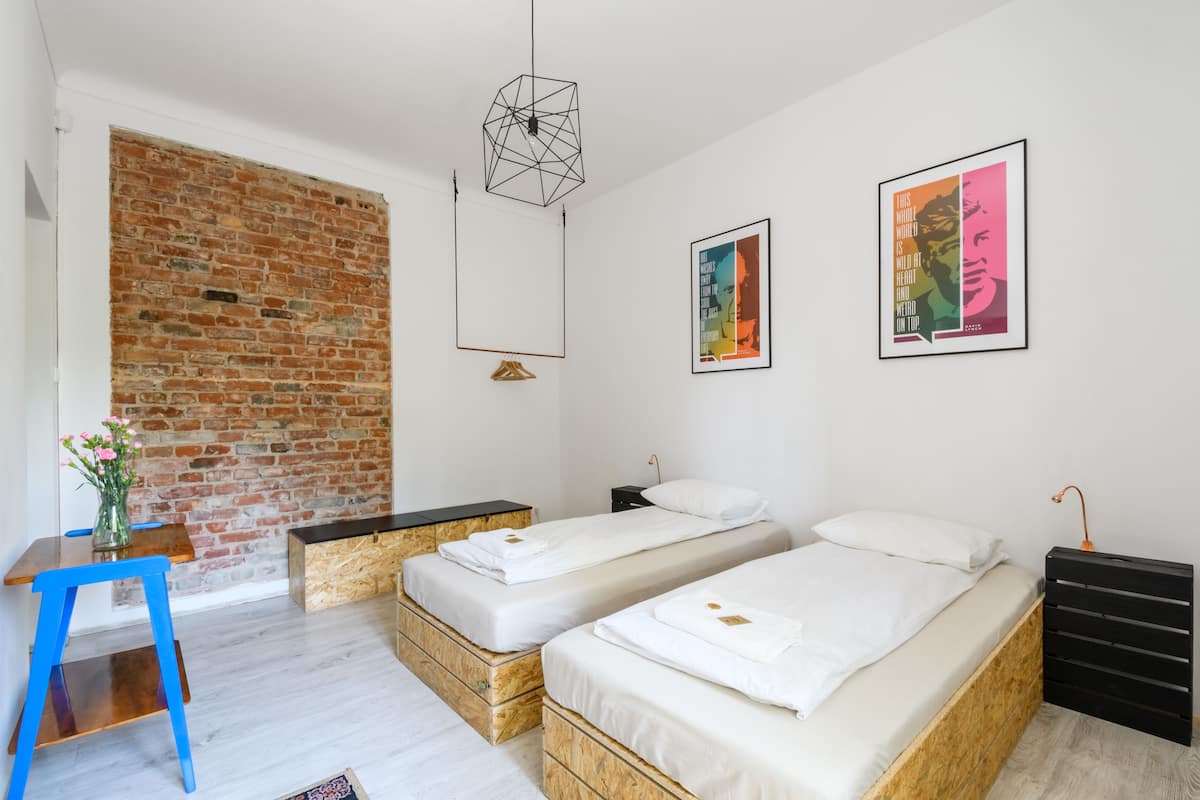Ropa de cama de alta calidad y caja de seguridad en la habitación