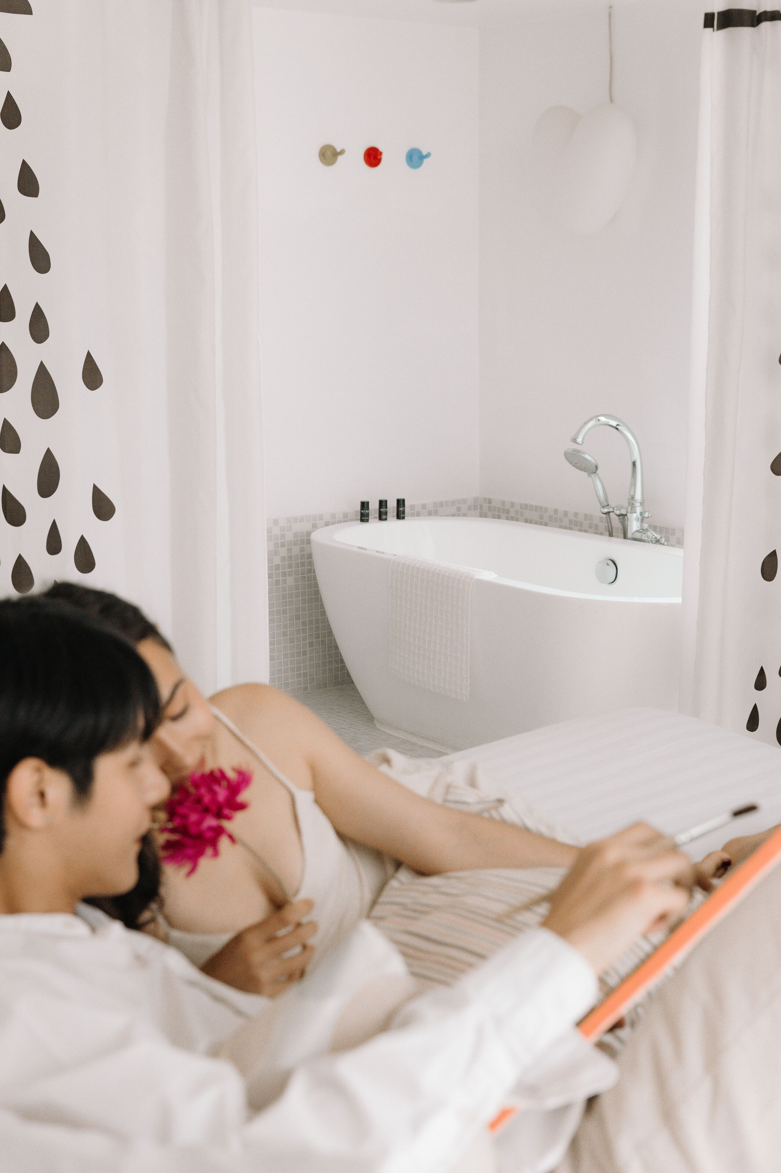 Une chambre à coucher comprenant un lit, une table de chevet et une salle de bain avec un lavabo et un miroir.