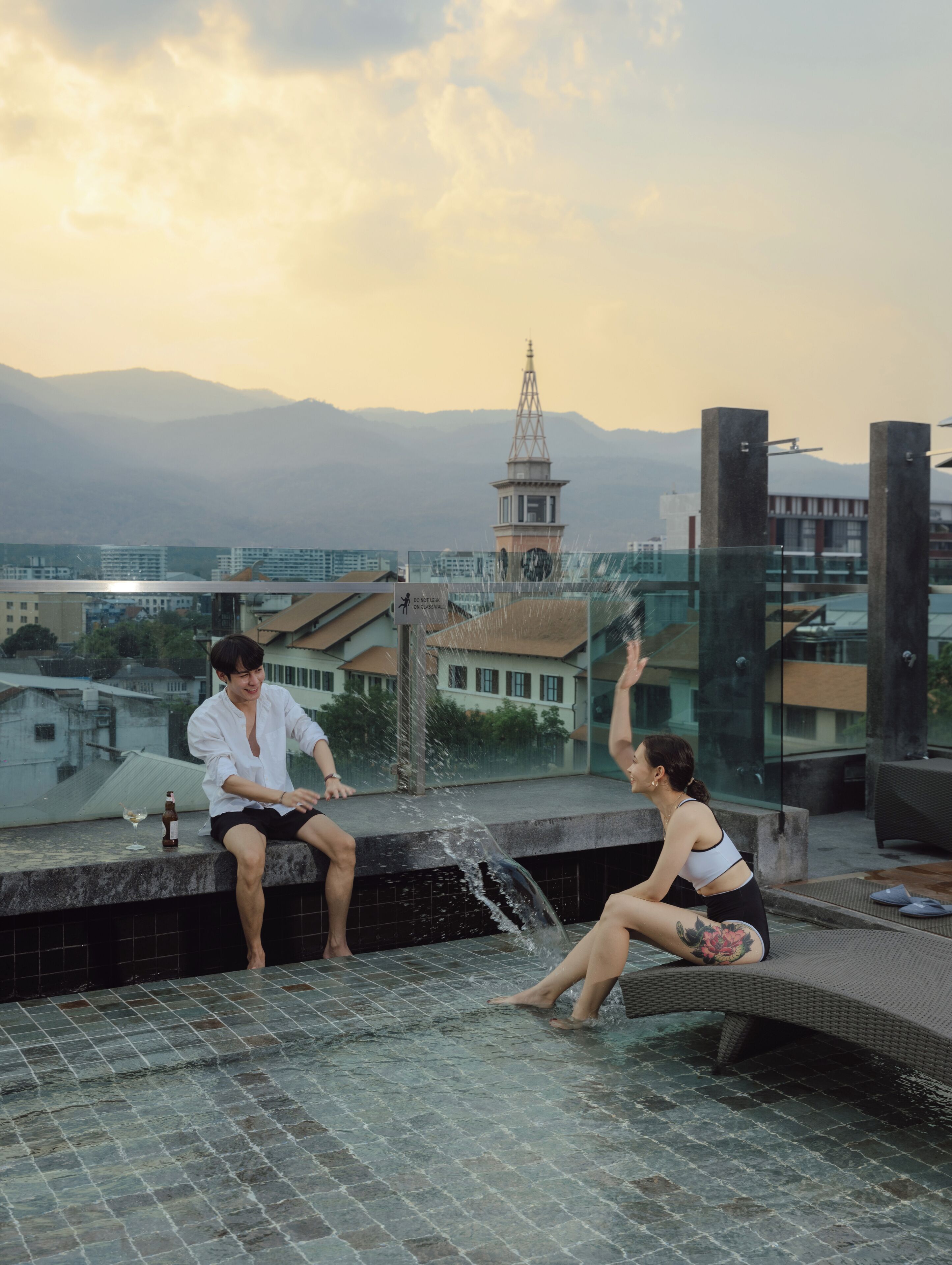 حمّام سباحة خارجي، مظلات على حمّام السباحة، مقاعد للتشمس