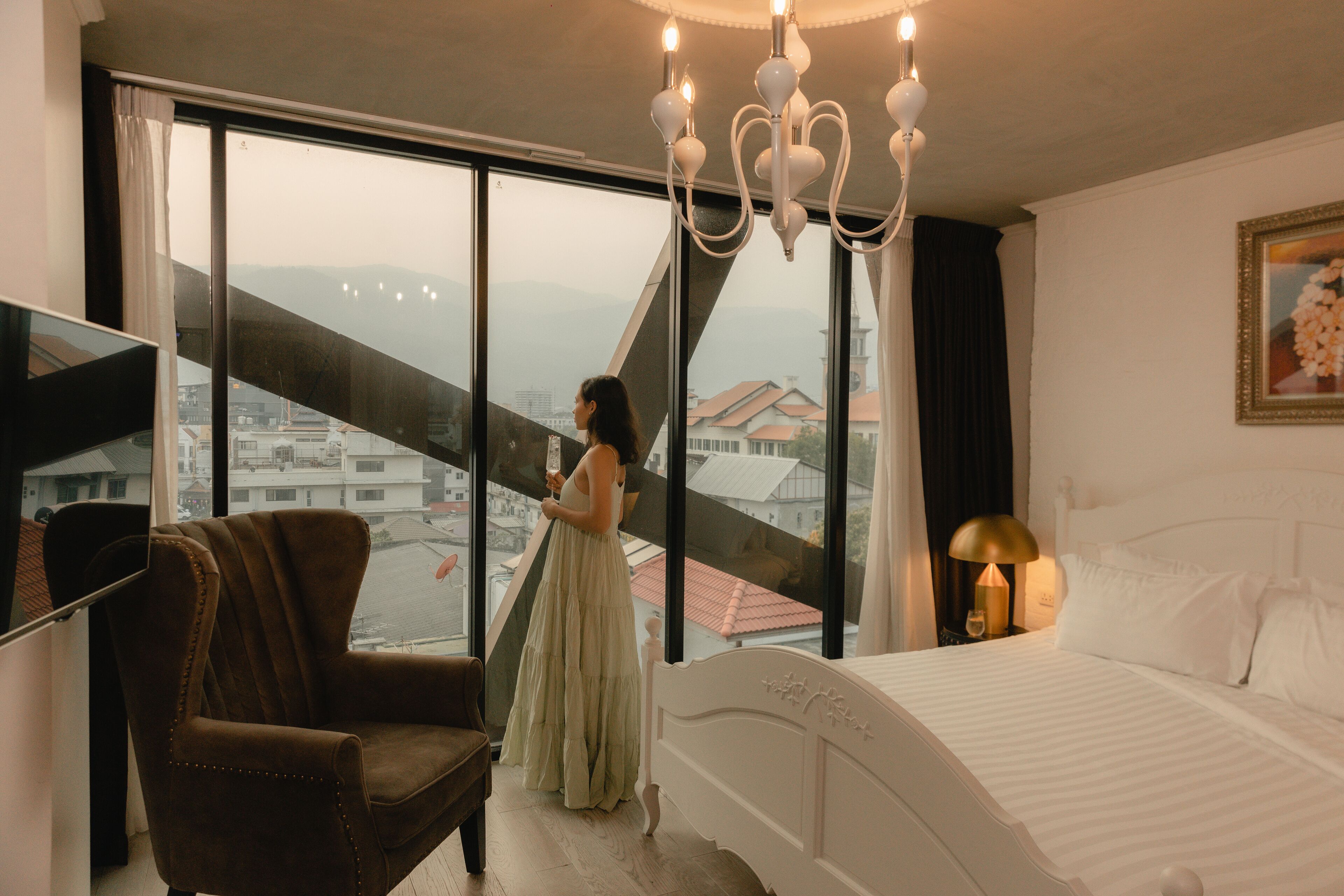 Artist Signature Room By Charoon | 迷你吧、客房内保险箱、办公桌、遮光窗帘