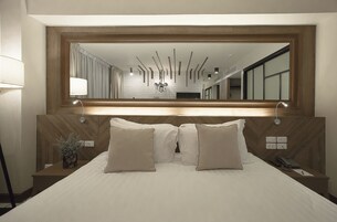 Minibar, caja de seguridad en la habitación y escritorio 