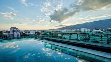 Kolam renang outdoor, dengan payung kolam renang dan kursi berjemur