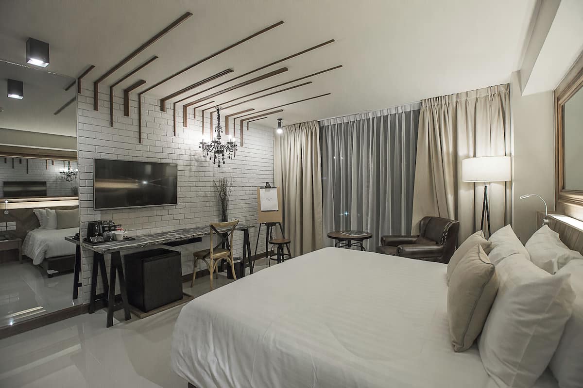 Surrealist Art Bath Lover | Minibar, in-room safe, desk, blackout drapes