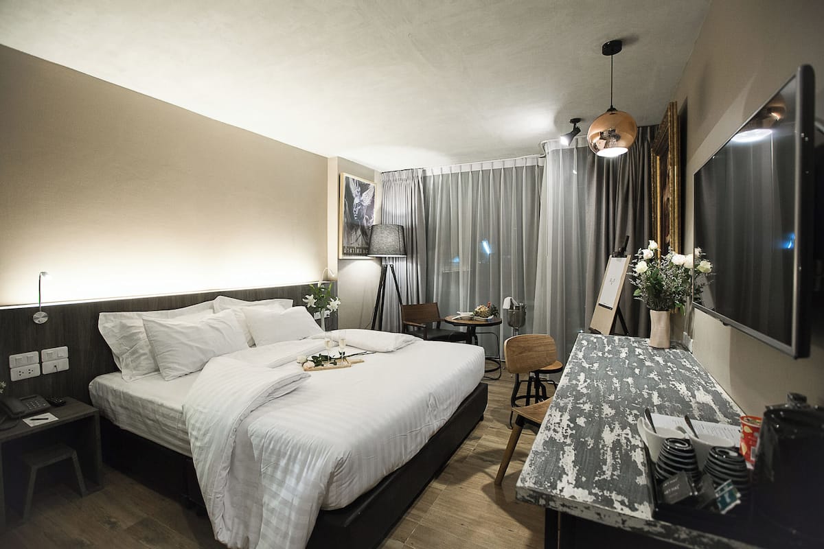 Honeymoon Nude Gallery | Minibar, in-room safe, desk, blackout drapes