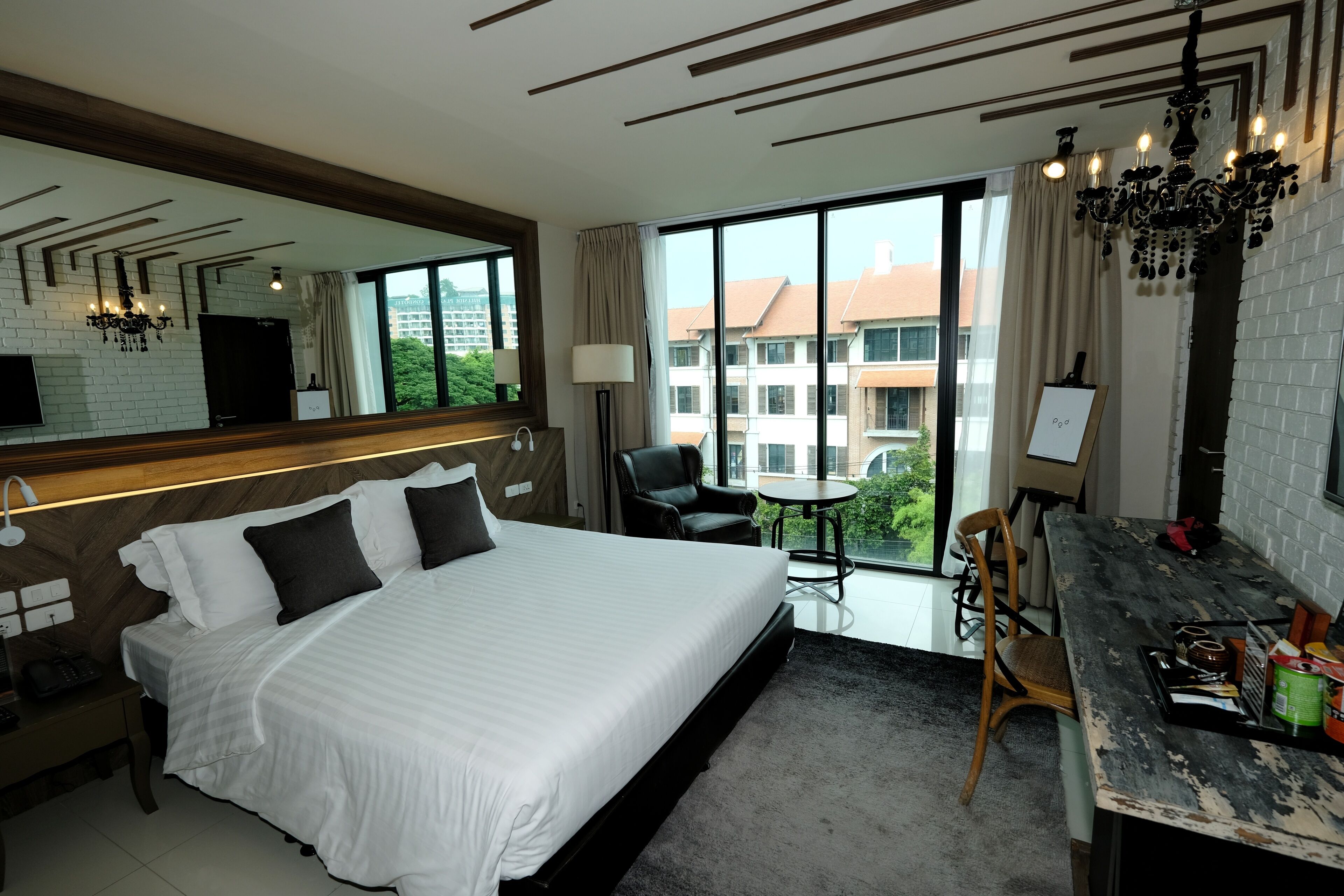 Standaard kamer (Art Connecting Family Friendly) | Een minibar, een kluis op de kamer, een bureau, verduisterende gordijnen