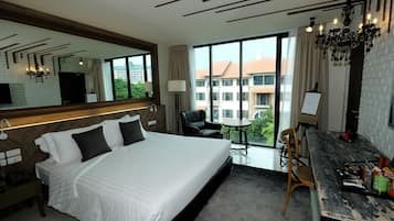 Standaard kamer (Art Connecting Family Friendly) | Een minibar, een kluis op de kamer, een bureau, verduisterende gordijnen