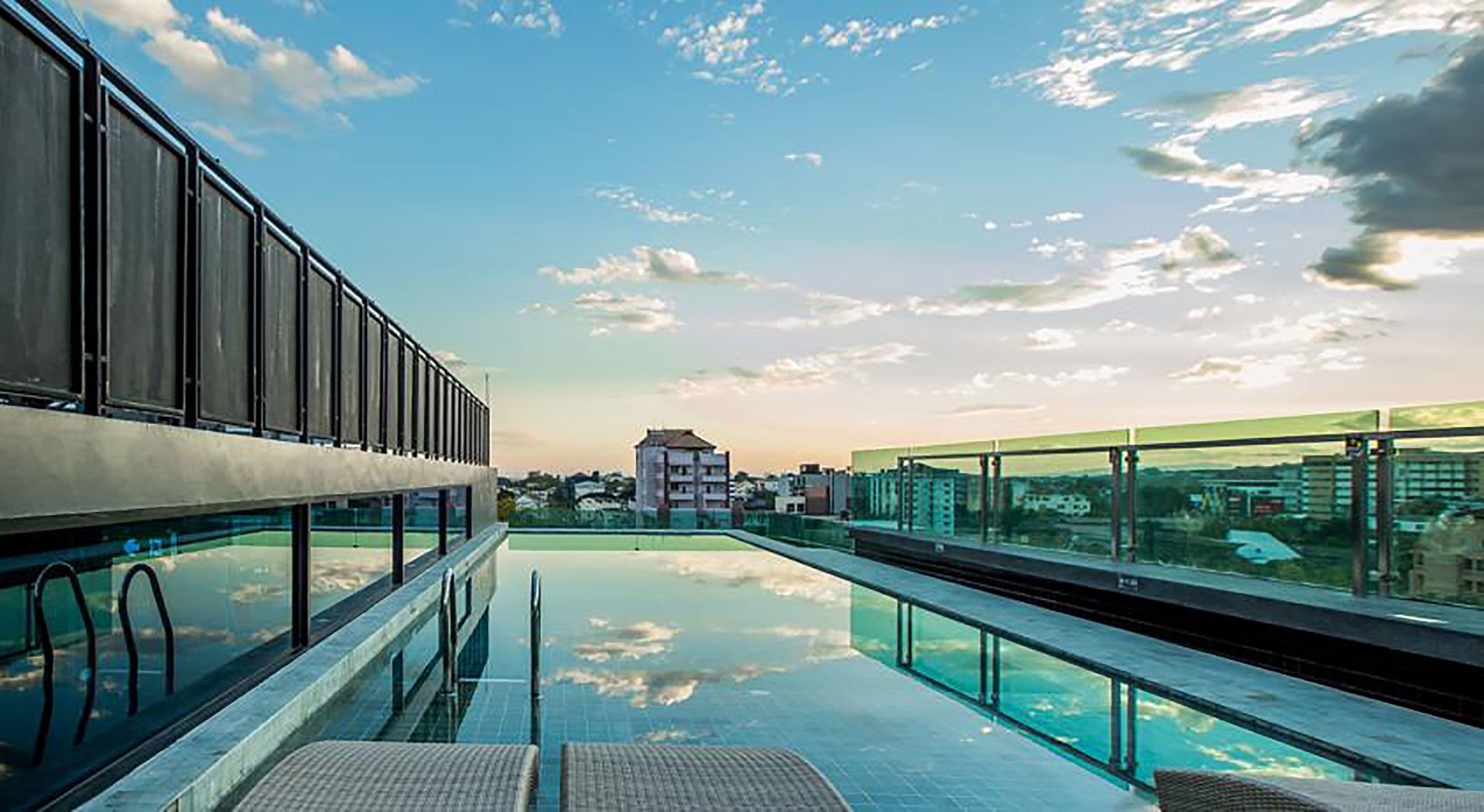 室外游泳池，07:00 至 20:00 开放，池畔遮阳伞，日光浴躺椅