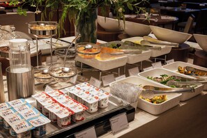 Desayuno buffet (KRW 27000 por persona) 