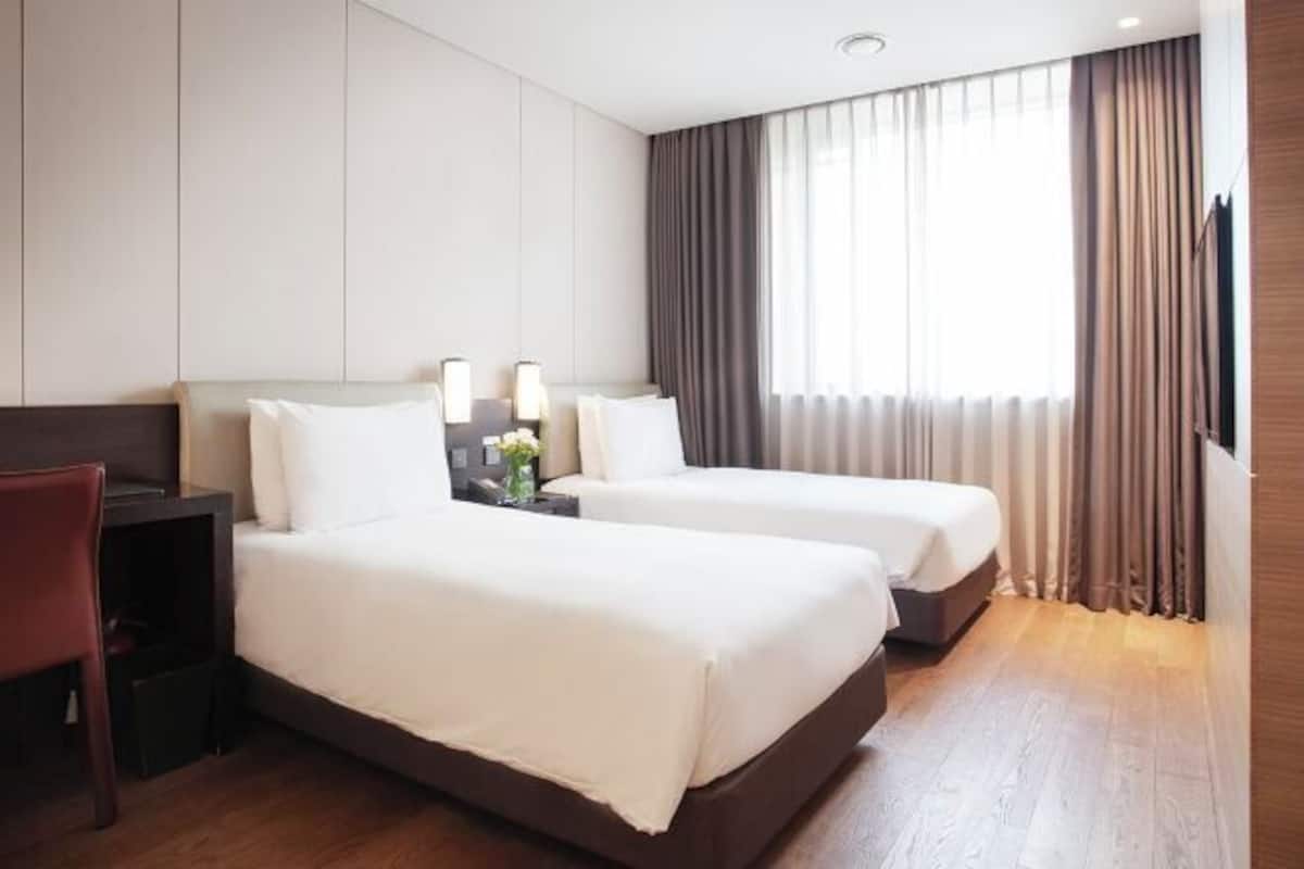 Premium bedding, down comforters, pillowtop beds, in-room safe