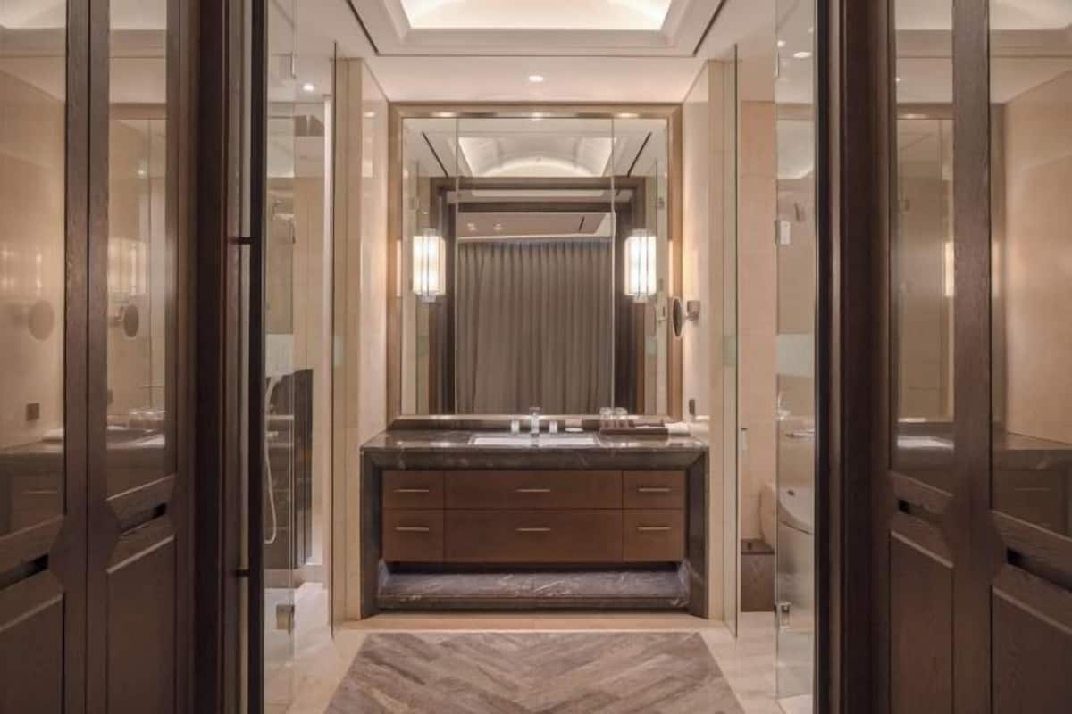 Kamar mandi | Perlengkapan mandi gratis, pengering rambut, jubah mandi, dan sandal