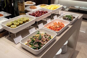 Daily buffet breakfast (KRW 27000 per person)