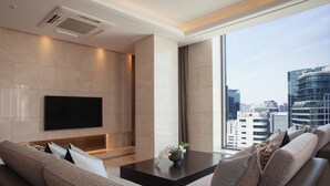 A modern living room with a flat-screen TV, a coffee table, and a sofa. - Crown Park Hotel Seoul Myeongdong (Seoul)