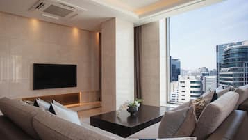 Crown Park Suite with Private Terrace & Hot tub(Highest Floor) | Zona de estar | Una televisión