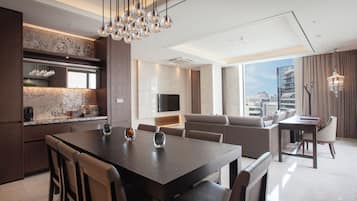 Crown Park Suite with Private Terrace & Hot tub(Highest Floor) | Living area