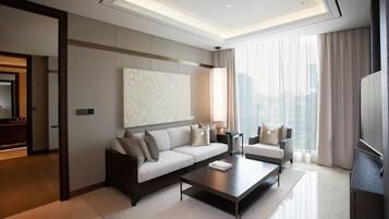 Suite (Park, B) | Area soggiorno | TV