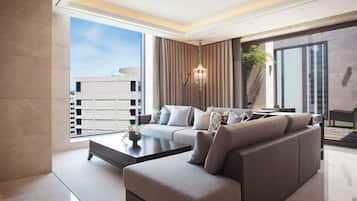 Crown Park Suite with Private Terrace & Hot tub(Highest Floor) | Living area | TV
