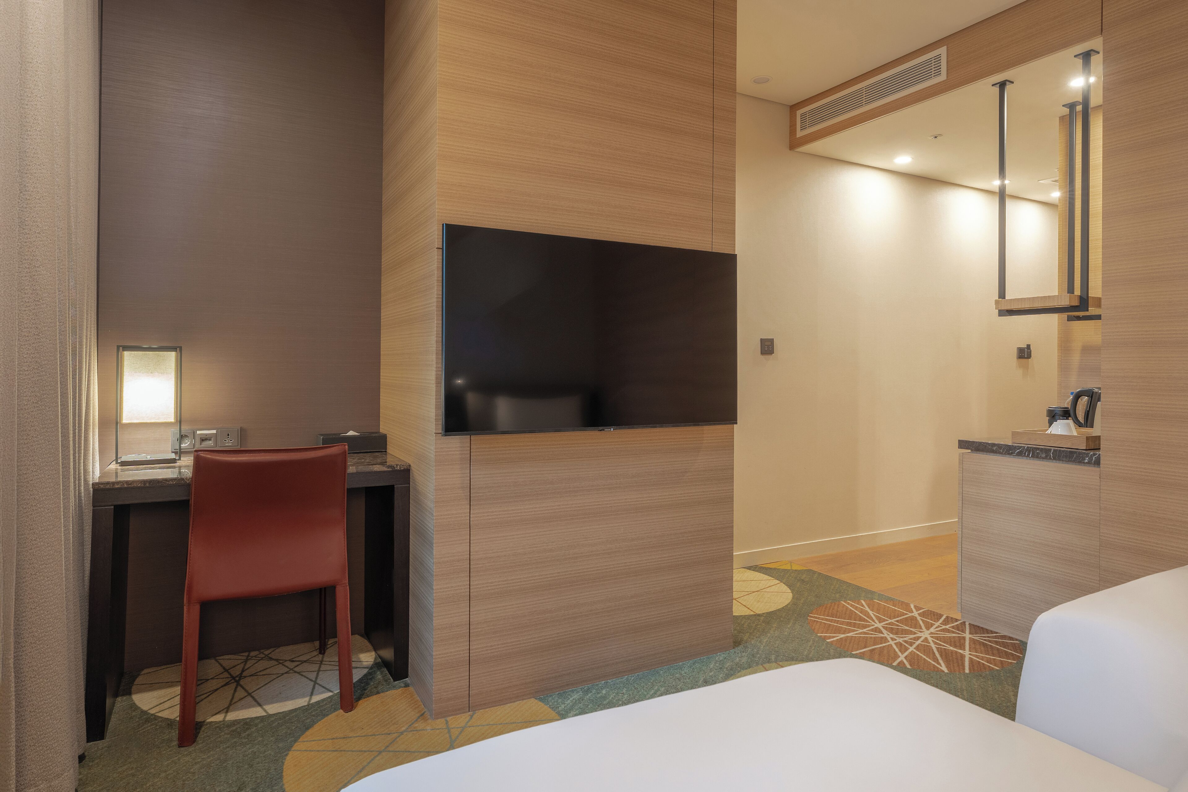 Una habitación de hotel con escritorio, silla y cama.