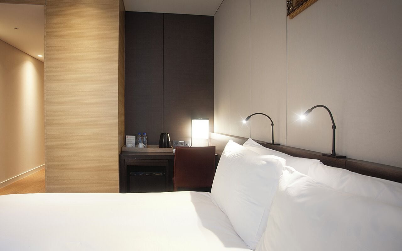 standard double room (accessible - lower level) | 1 bedroom, premium bedding, down duvets, pillow-top beds