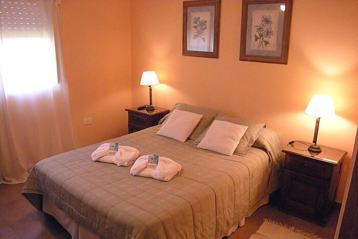 Premium bedding, desk, cribs (free), WiFi (free)