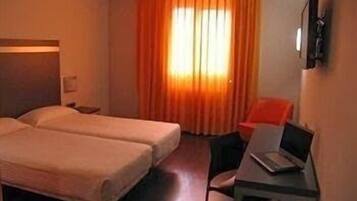 Premium bedding, desk, free cots/infant beds, free WiFi