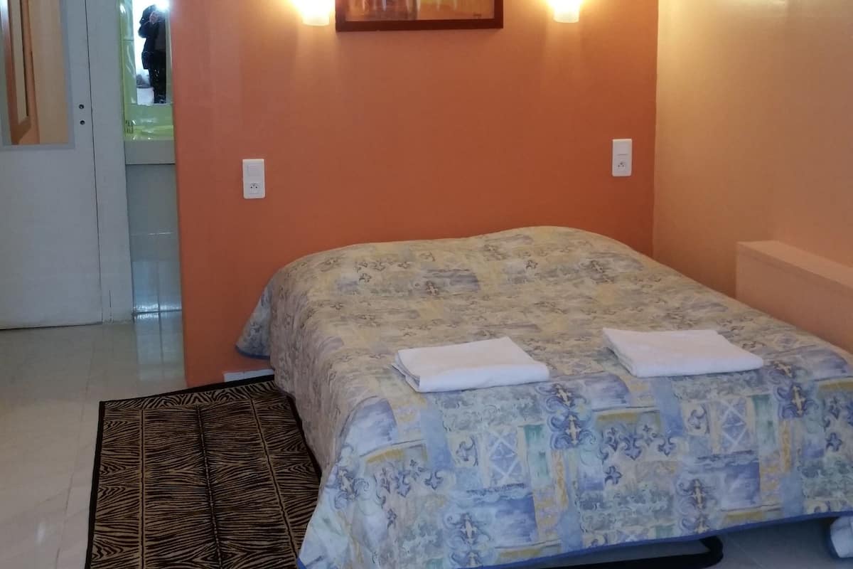 Premium bedding, desk, cribs (free), WiFi (free)