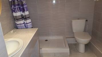 Triple Room | Bathroom | Free toiletries, hair dryer, towels