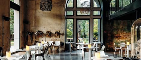 Breakfast, lunch, dinner served; French cuisine