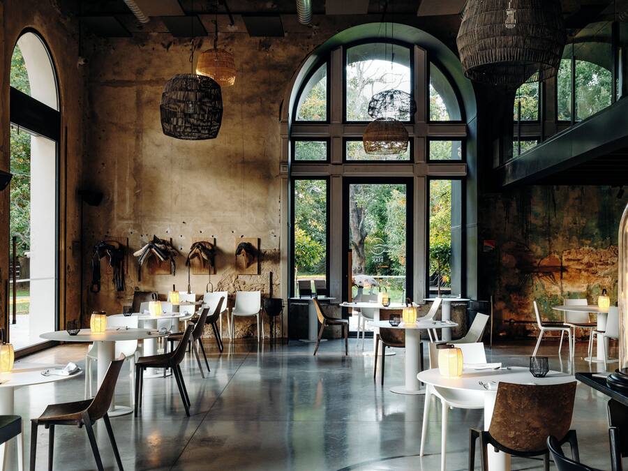 Se sirven desayunos, almuerzos y cenas; cocina francesa