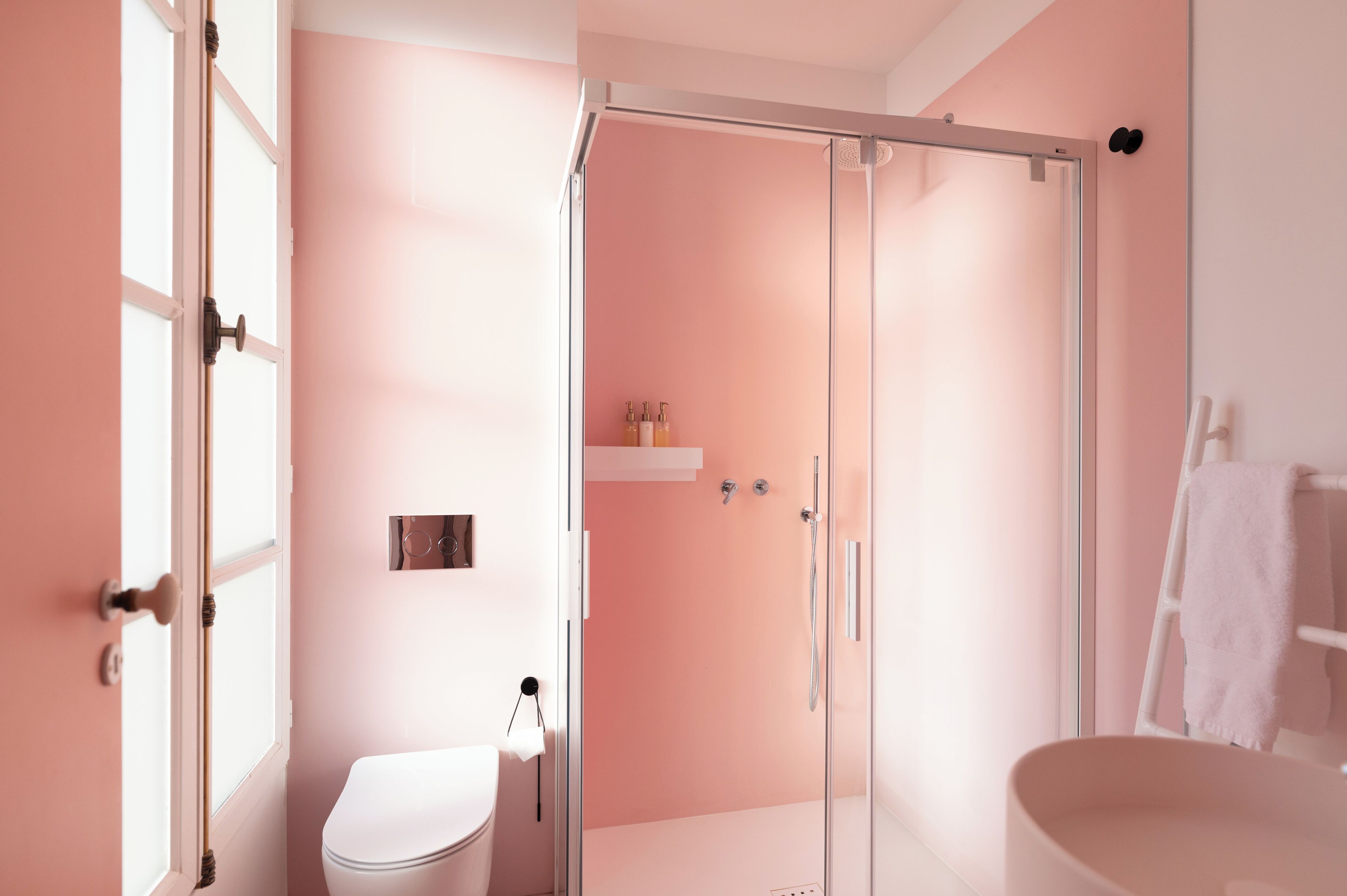 Une salle de bain avec une douche à parois de verre, des toilettes et une baignoire.