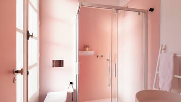 Une salle de bain avec une douche à parois de verre, des toilettes et une baignoire.