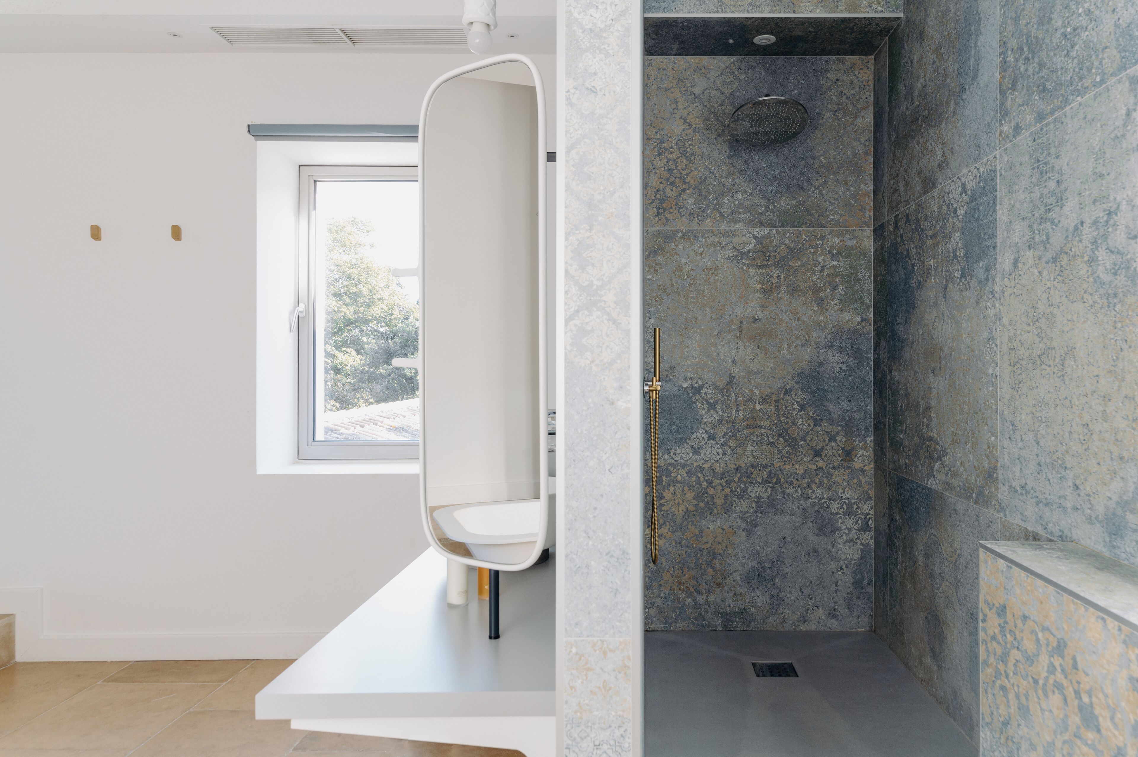 Une salle de bain moderne avec une douche, des toilettes et une fenêtre.