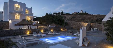 Vista frontal de la propiedad por la tarde o noche