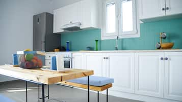 Appartement Supérieur, 2 chambres, accÚs piscine, dans les dépendances (Thalassa) | Cuisine partagée | Grand réfrigérateur, four, plaque de cuisson, lave-vaisselle