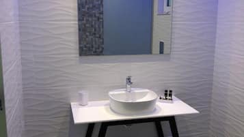 Shower, free toiletries, towels
