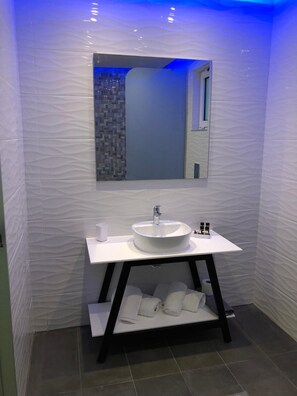 淋浴設備、免費盥洗用品、毛巾