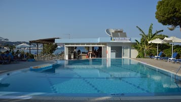 Outdoor pool, pool umbrellas, sun loungers