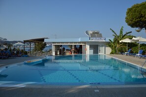 Outdoor pool, pool umbrellas, sun loungers - Elpida Beach Studios (Rhodes)