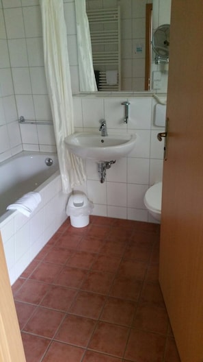 Habitación doble superior | Baño | Amenidades de baño gratuitas, secadora de cabello, toallas 
