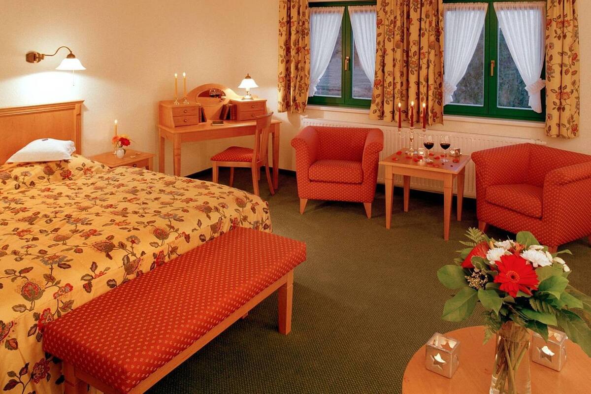 Quarto casal conforto | Roupas de cama premium, cofres nos quartos, escrivaninha, berços grátis