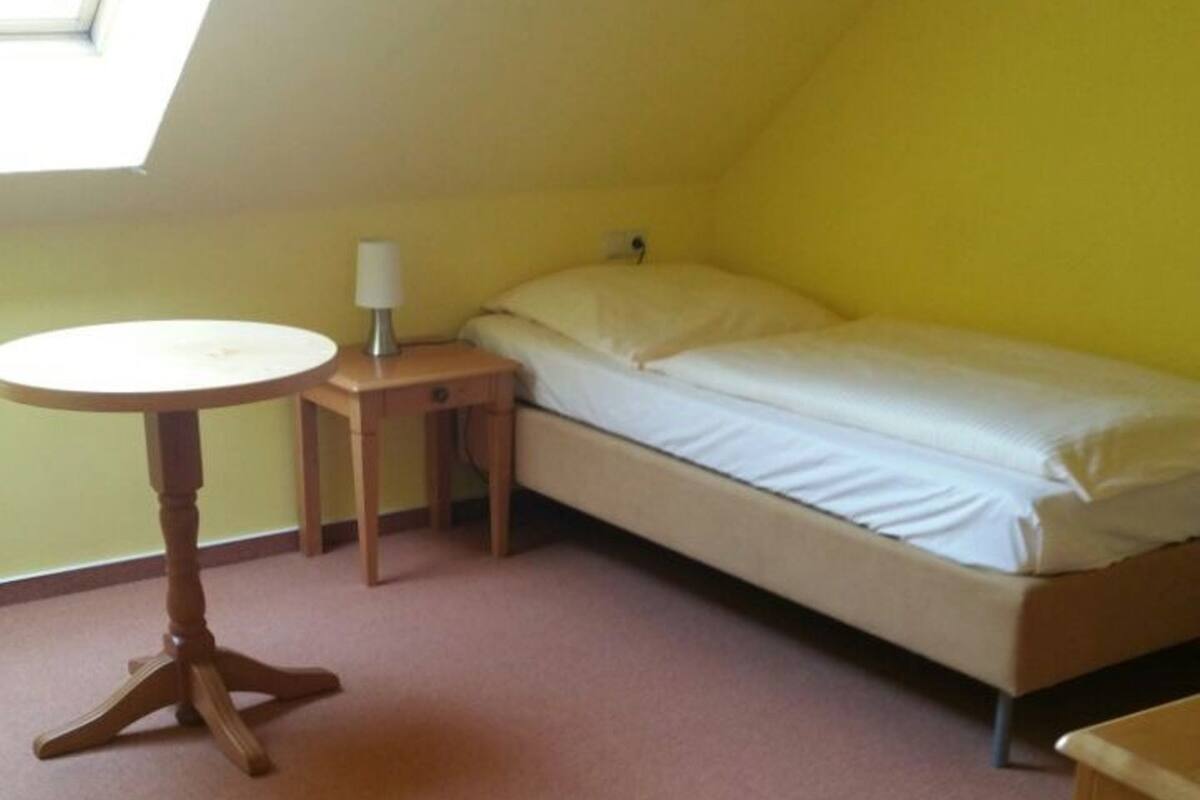 Quarto solteiro standard | Roupas de cama premium, cofres nos quartos, escrivaninha, berços grátis
