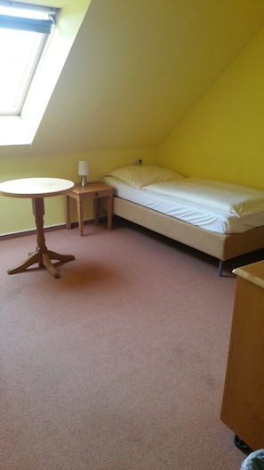 Habitación individual estándar | Ropa de cama de alta calidad y caja de seguridad en la habitación 