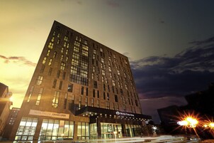 숙박 시설 정면 - 저녁/밤